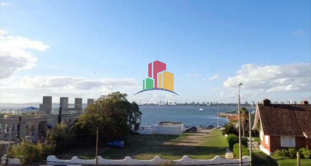 Chalet en venta con vista al mar en casco de la