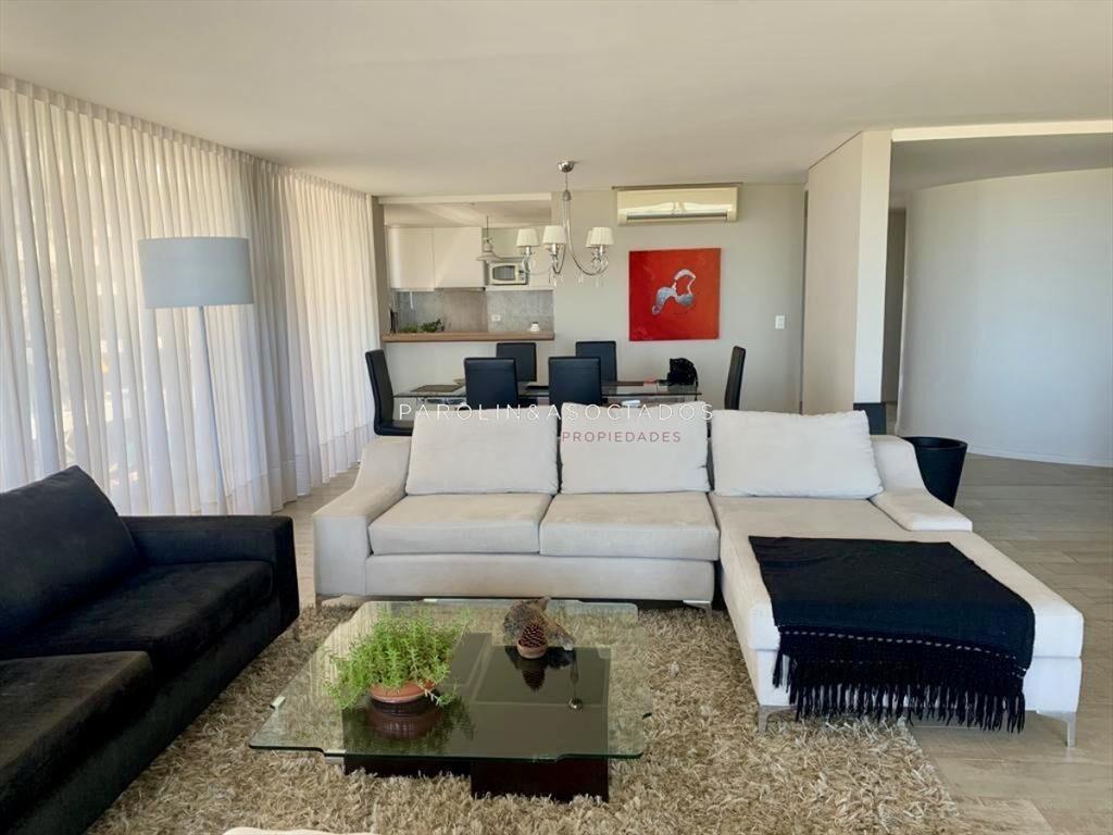 Apartamento en venta de tres dormitorios frente
