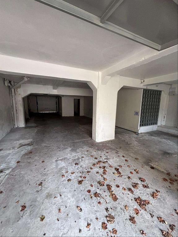 Alquiler Deposito libre 230m2 sobre Avenida Burgues Reducto