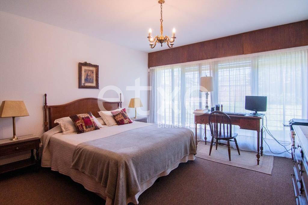 Venta de Casa con enrome jardín en Carrasco...