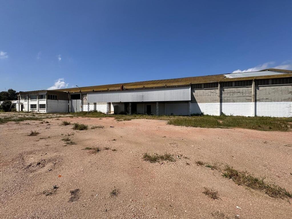 5 naves de 10.590 m2 mas oficinas, próximo Mdeo y Puerto. 1