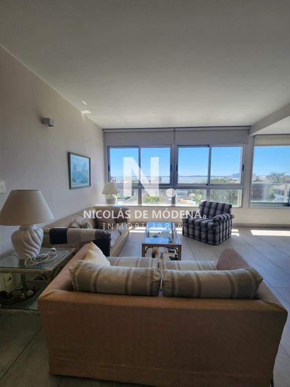 Vende apartamento en Peninsula de 3 dormitorios, a metros d
