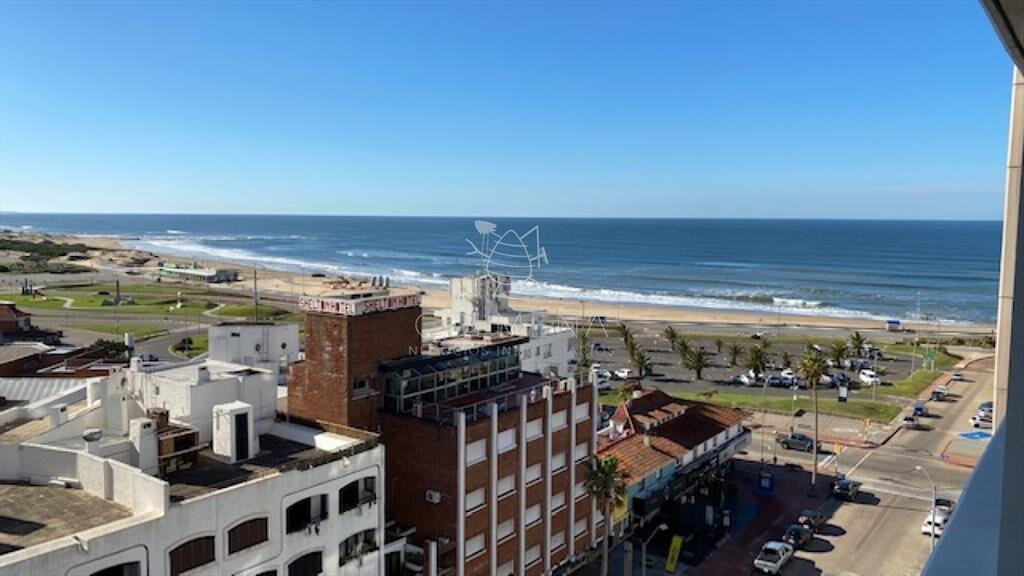Apartamento con excelente vista a playa mansa y -