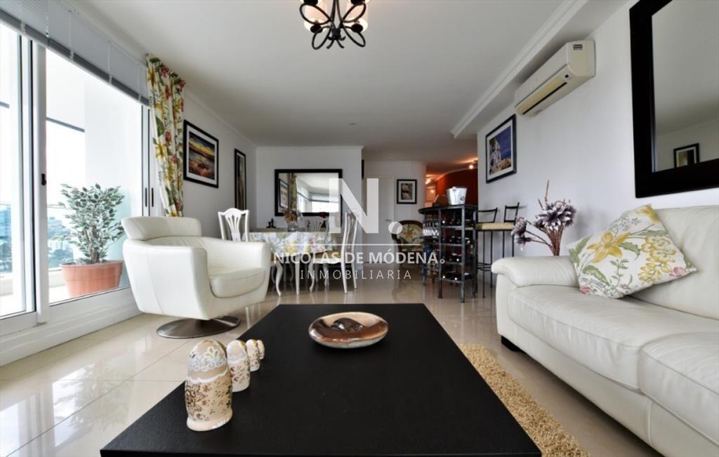 Vende apartamento de 3 dormitorios + servicio a
