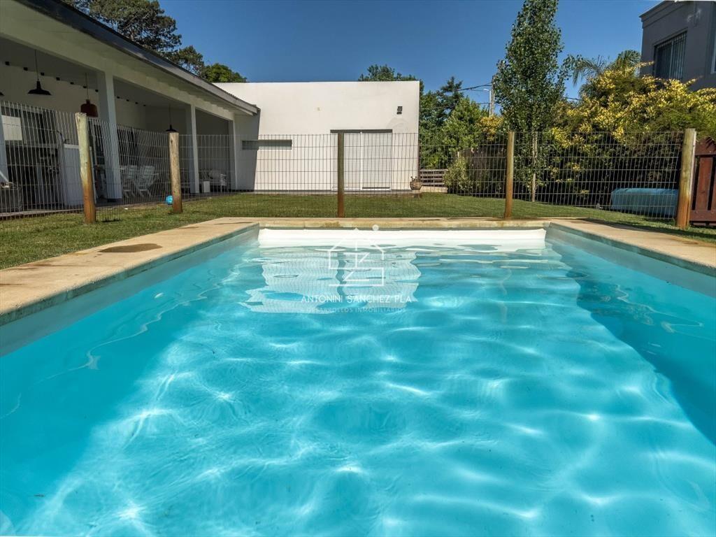 Moderna Casa con piscina climatizada. Barrio Marly. Proxima