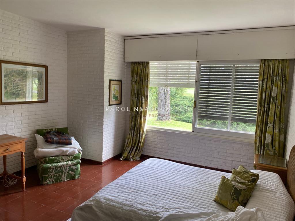 Casa en venta de 5 dormitorios + servicio en el