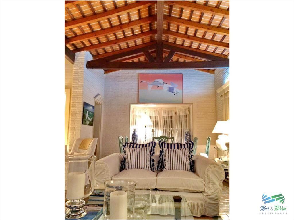 Casa en venta. A seis cuadras del mar. Cuenta