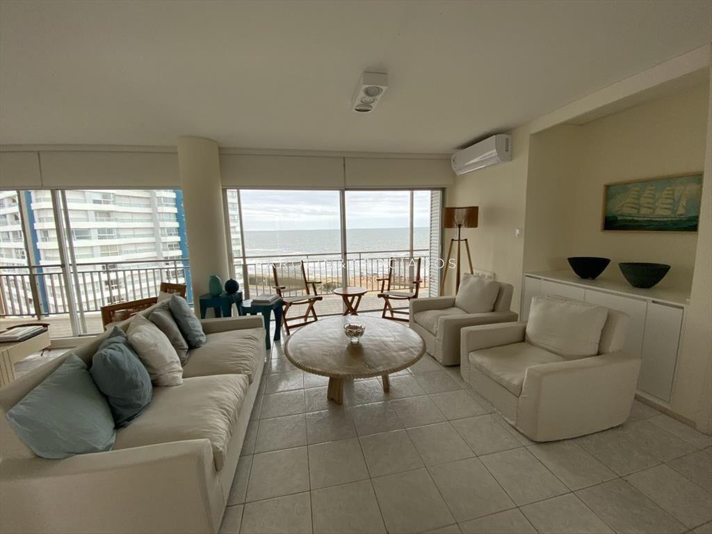 Cómoda planta en primera línea playa brava, del