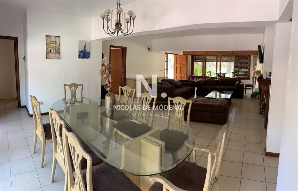 Casa en venta en zona residencial.