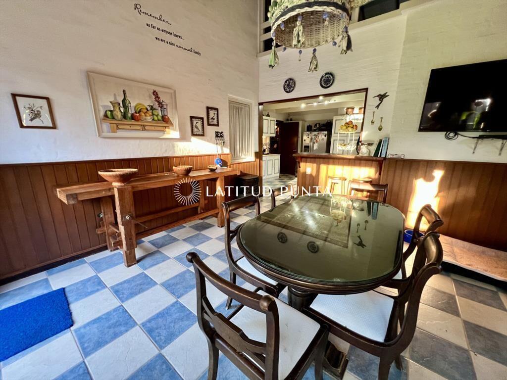Casa de 4 dormitorios. Roosevelt