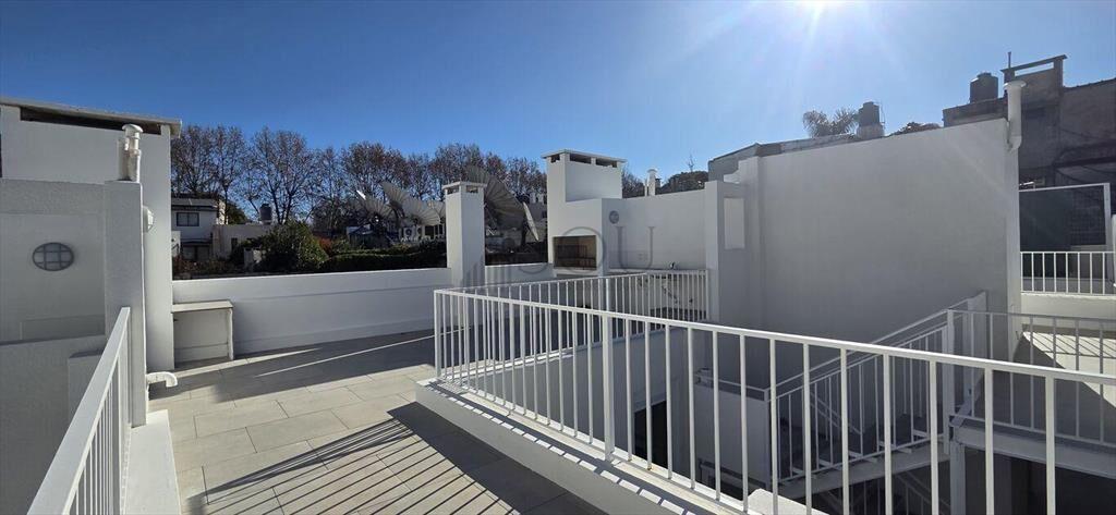 VENTA APARTAMENTO CON RENTA 1 DORMITORIO Y TERRAZA CON PARR