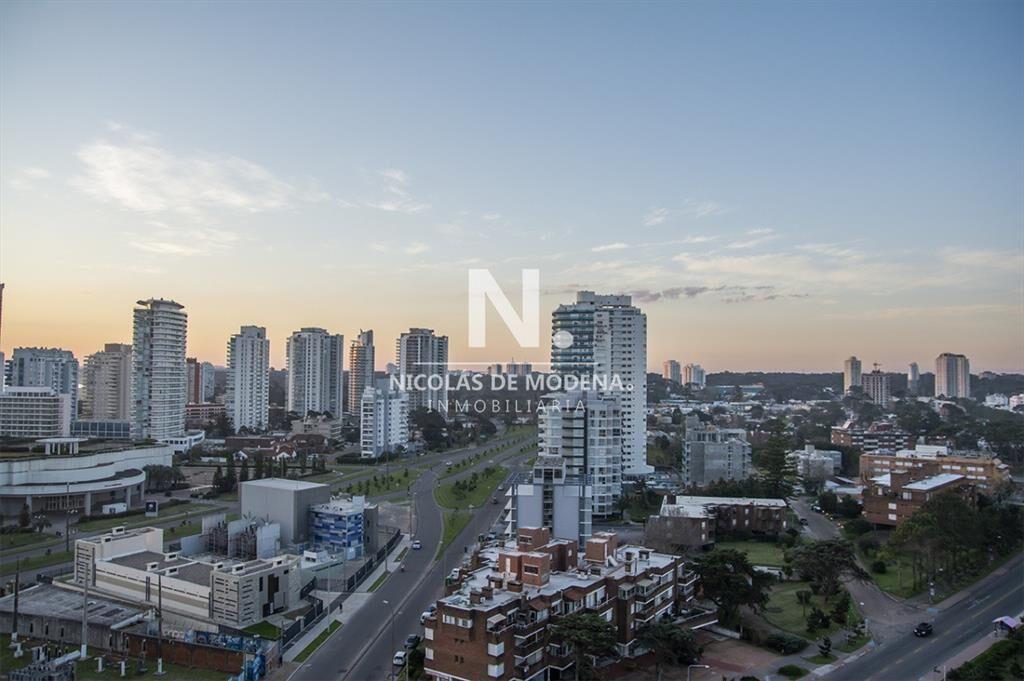 Apartamento en Alquiler de 3 dormitorios en , del