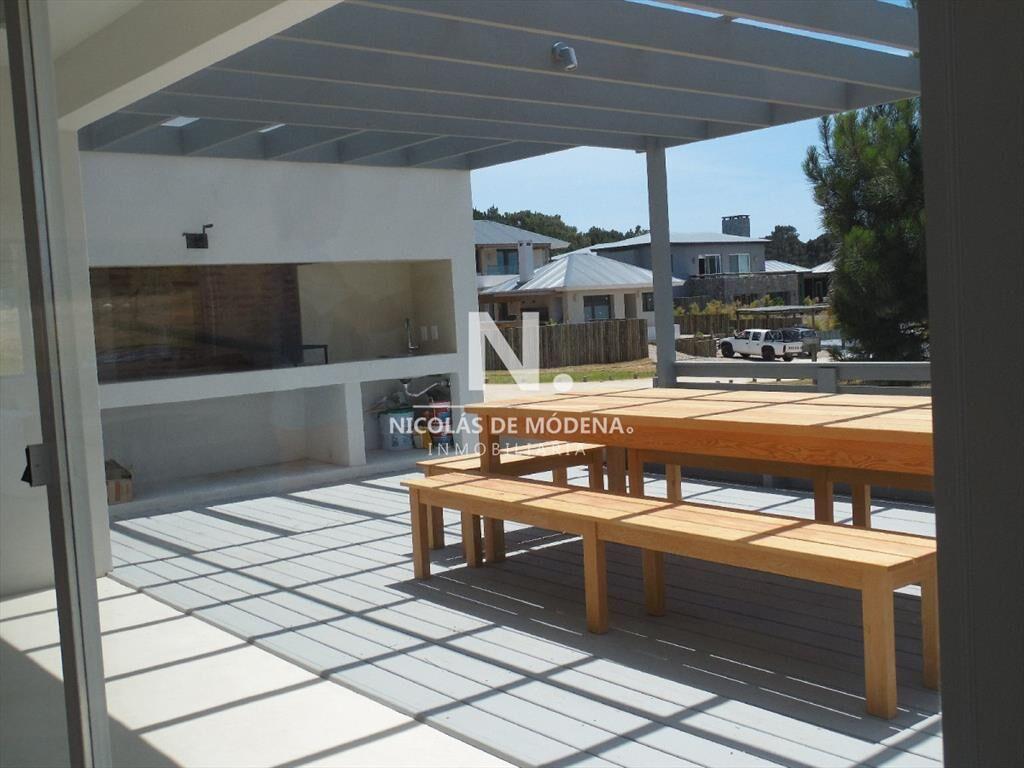 Casa de 5 Dormitorios en Jose Ignacio - Barrio Privado Pina