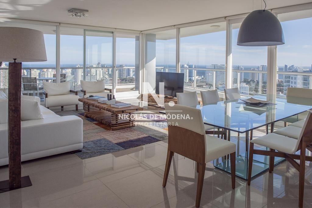Vende departamento de 3 suites en Punta del Este.
