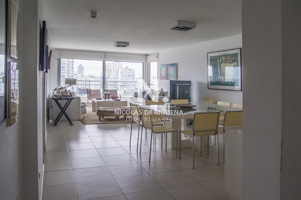 Vende apartamento de 3 dormitorios + dependencia