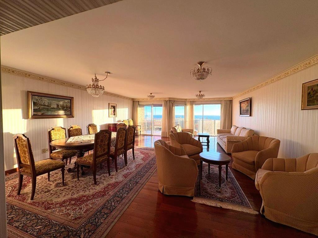 Venta de hermosa semi planta frente al Golf...