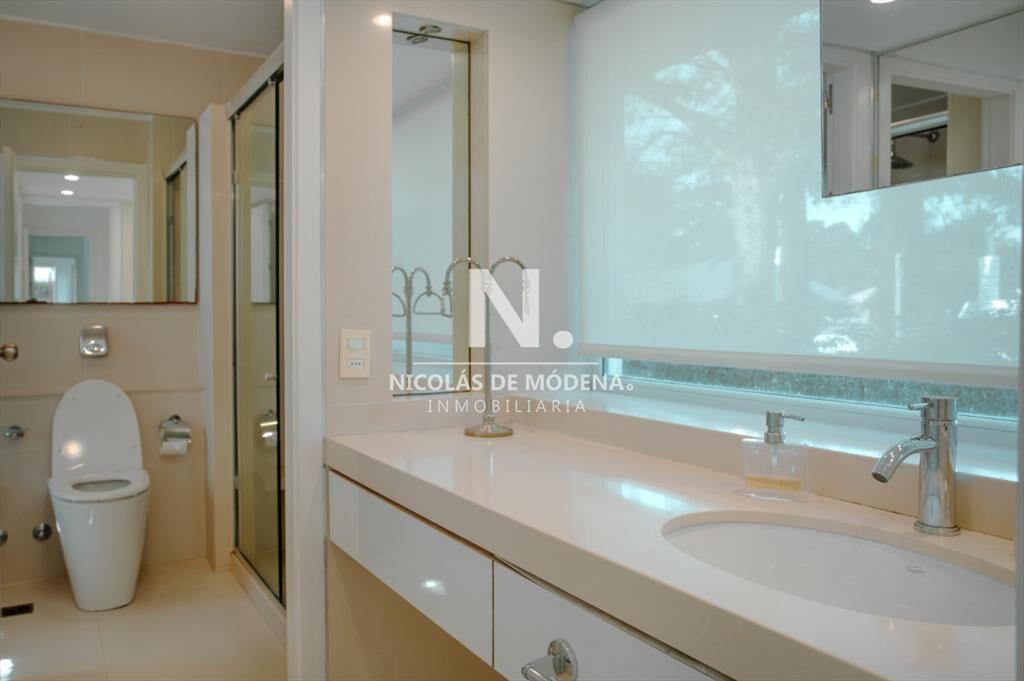 En venta casa en Lugano de 4 dormitorios, con piscina y par