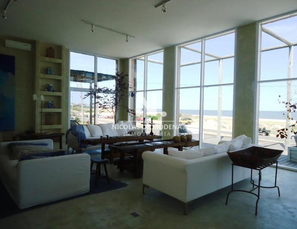 Excelente casa frente al Mar en la zona Montoya de 4 dormit