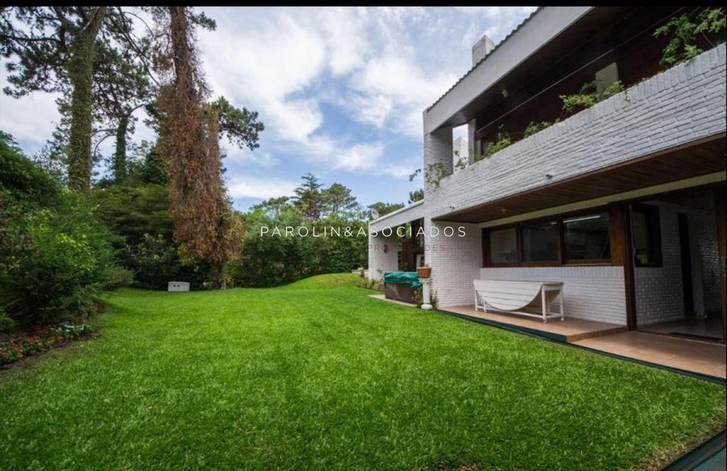 Excelente Casa de 4 Dormitorios en Playa Mansa,