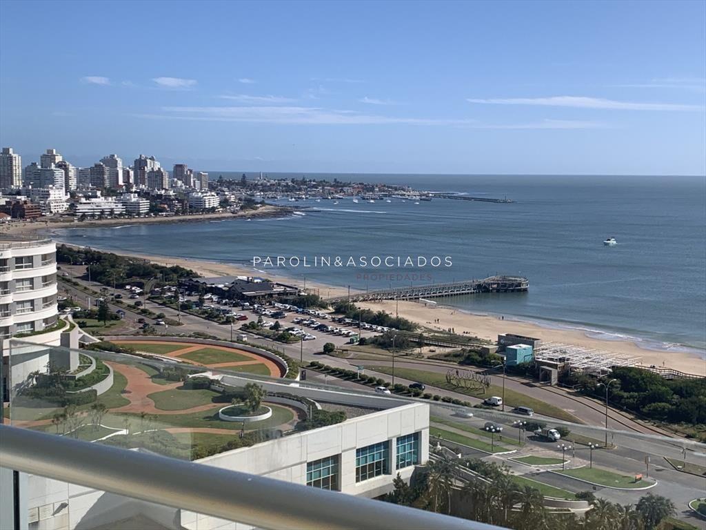 Apartamento en venta en piso alto Seasons Tower, Punta del