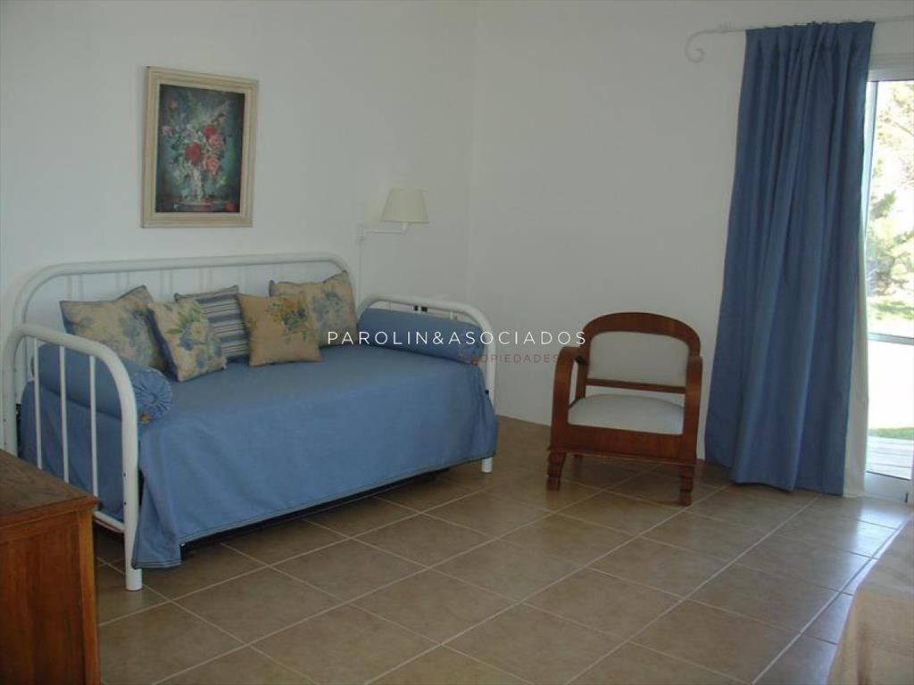 VENTA DE CASA DE 4 DORMITORIOS CON VISTA AL MAR
