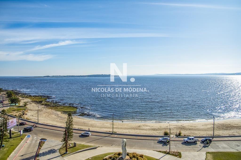 Torre frente al mar, departamento en venta, 3 suites. Punta