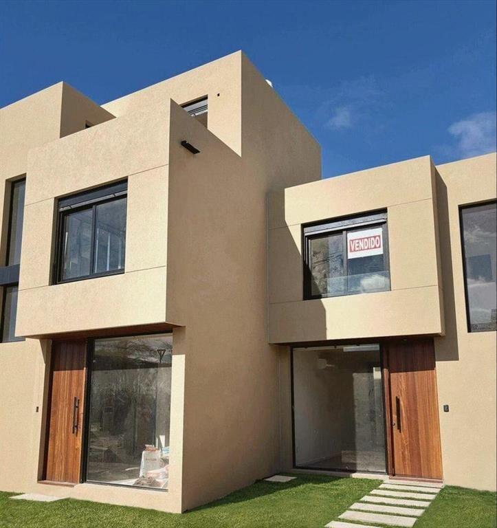 Venta Casa Jardines de Carrasco GARDEN TOWN credito hipotec