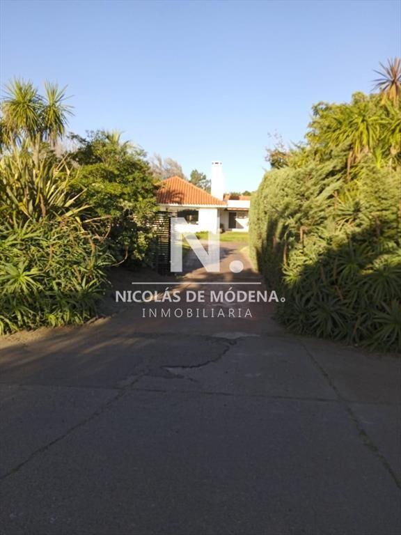 Vende casa de 8 dormitorios en Punta Ballena.