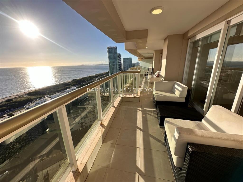 Apartamento de 4 suites en Edificio Le Jardin,