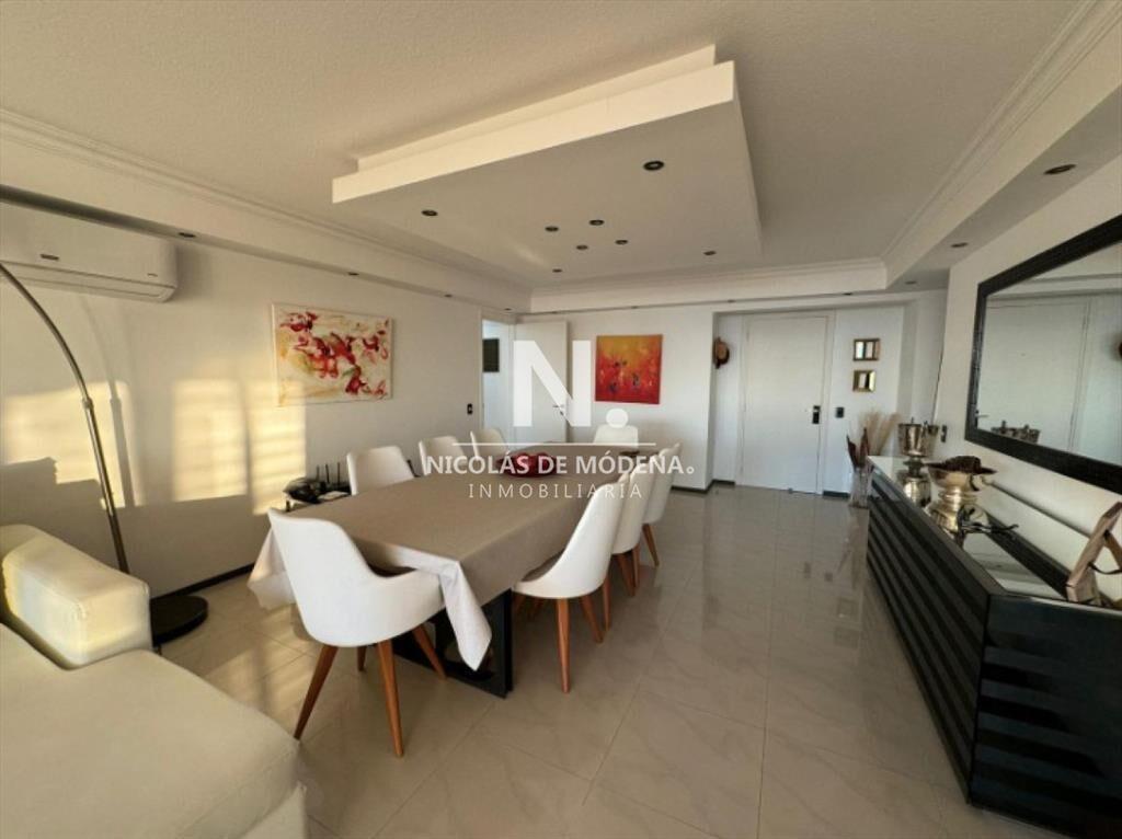 Oportunidad. Apartamento de 3 dormitorios , con ,