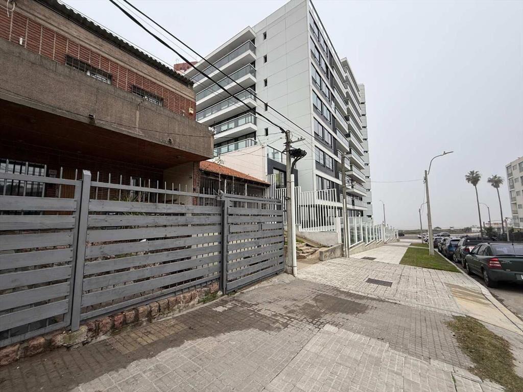 VENTA CASA MALVIN 4 DORM, BALCÓN, PATIO Y BARBACOA