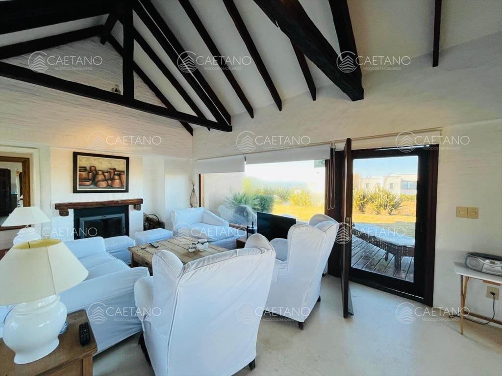 Preciosa casa en Montoya a metros del mar. Muy