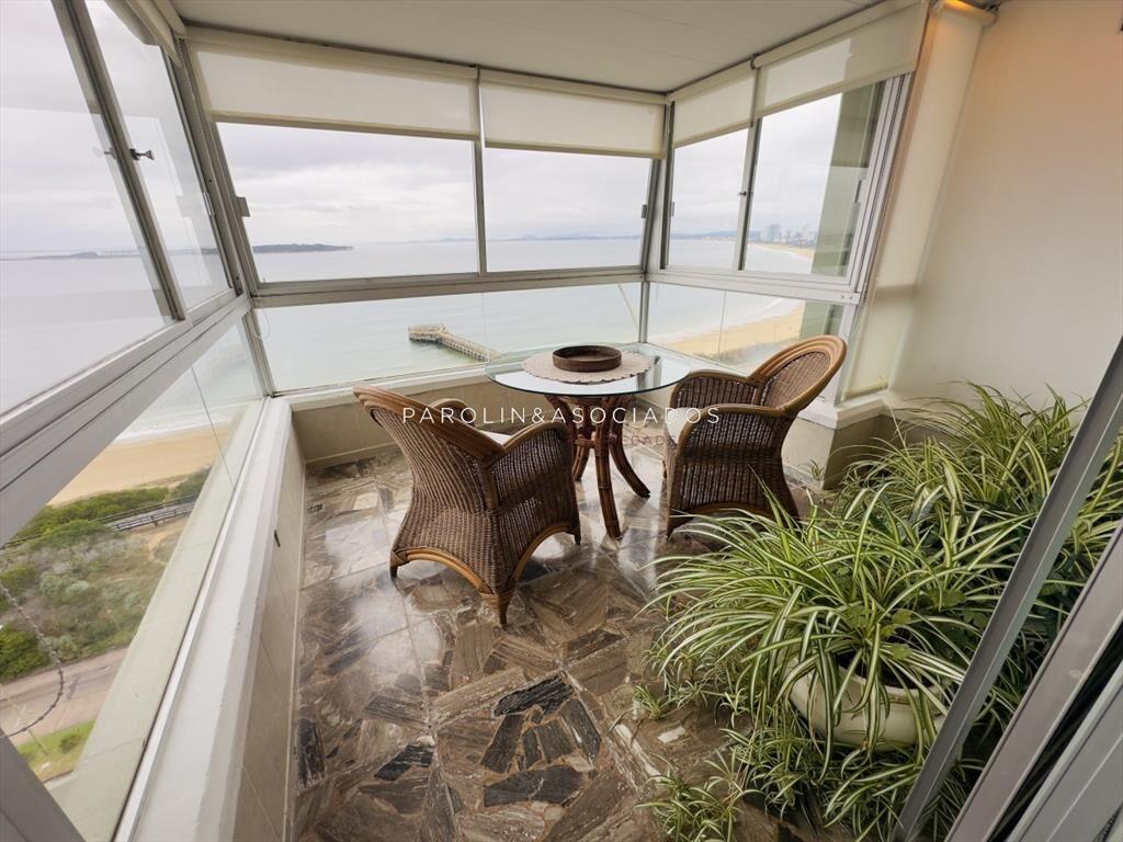 Apartamento de 3 dormitorios en venta sobre playa mansa