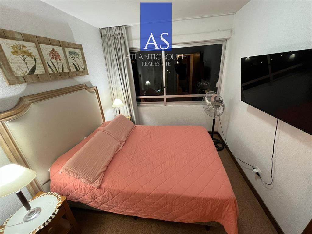 Vende apartamento de 2 dormitorios con terraza y