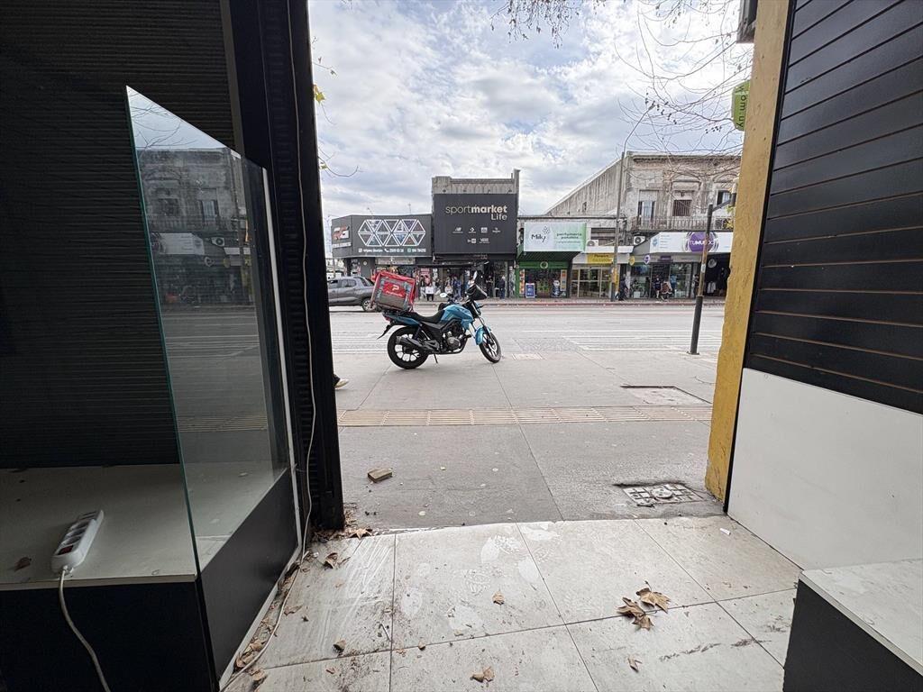 Alquiler - Local Comercial en Unión 200 m2 sobre Av. 8 de Oc