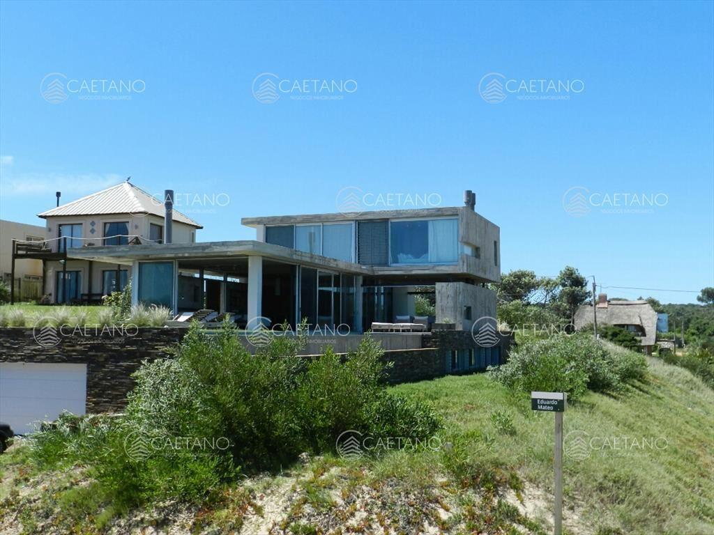 Excelente casa moderna en Tio tom, pegada al mar