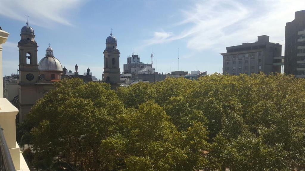 Oficina en Juan Carlos Gómez a metros de plaza Matriz