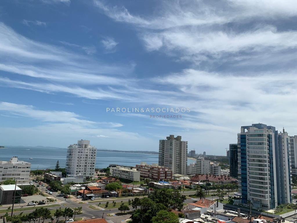 Apartamento en venta de 3 dormitorios en Center,