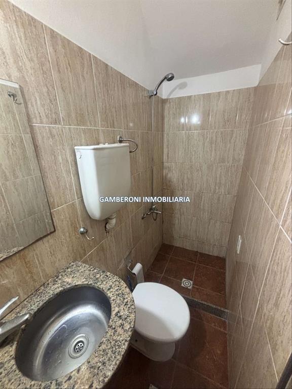 Local comercial pequeño sobre Av. Garzón y Duran