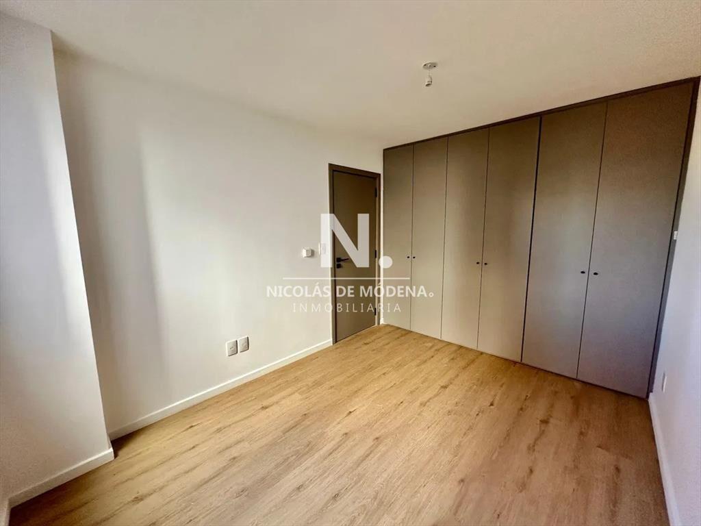 Excelente Apartamento de 1 Dormitorio con Gran Patio a Estr