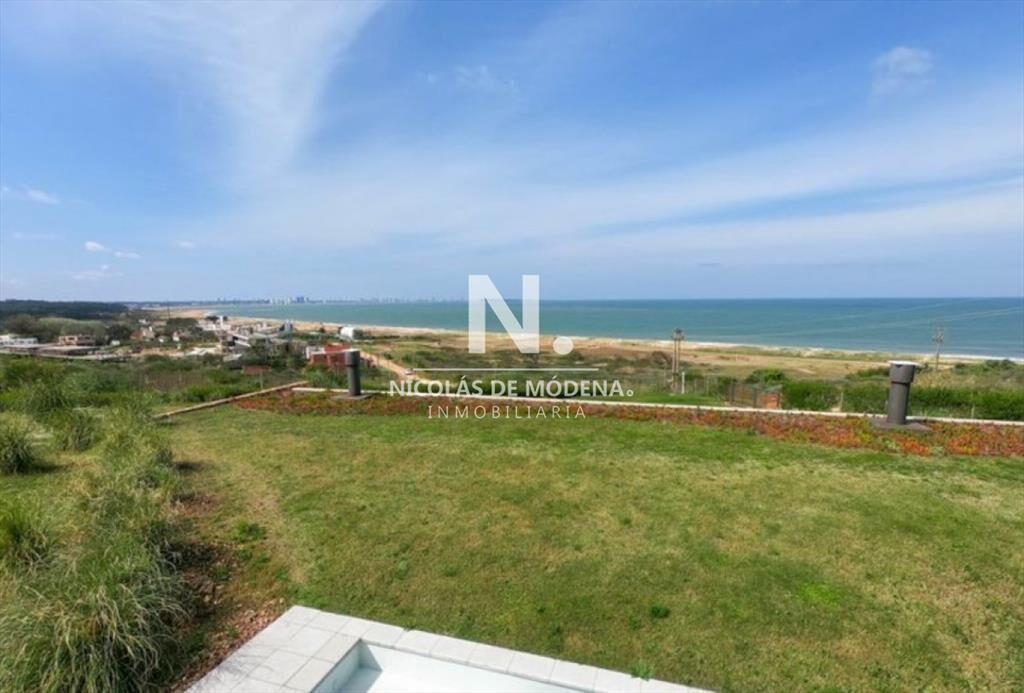 Vende apartamento con vista al mar en Punta de 3