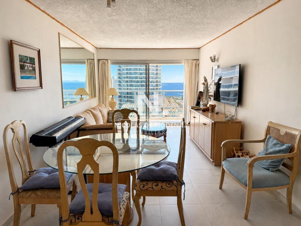 Apartamento de 1 dormitorio y medio - piso alto -