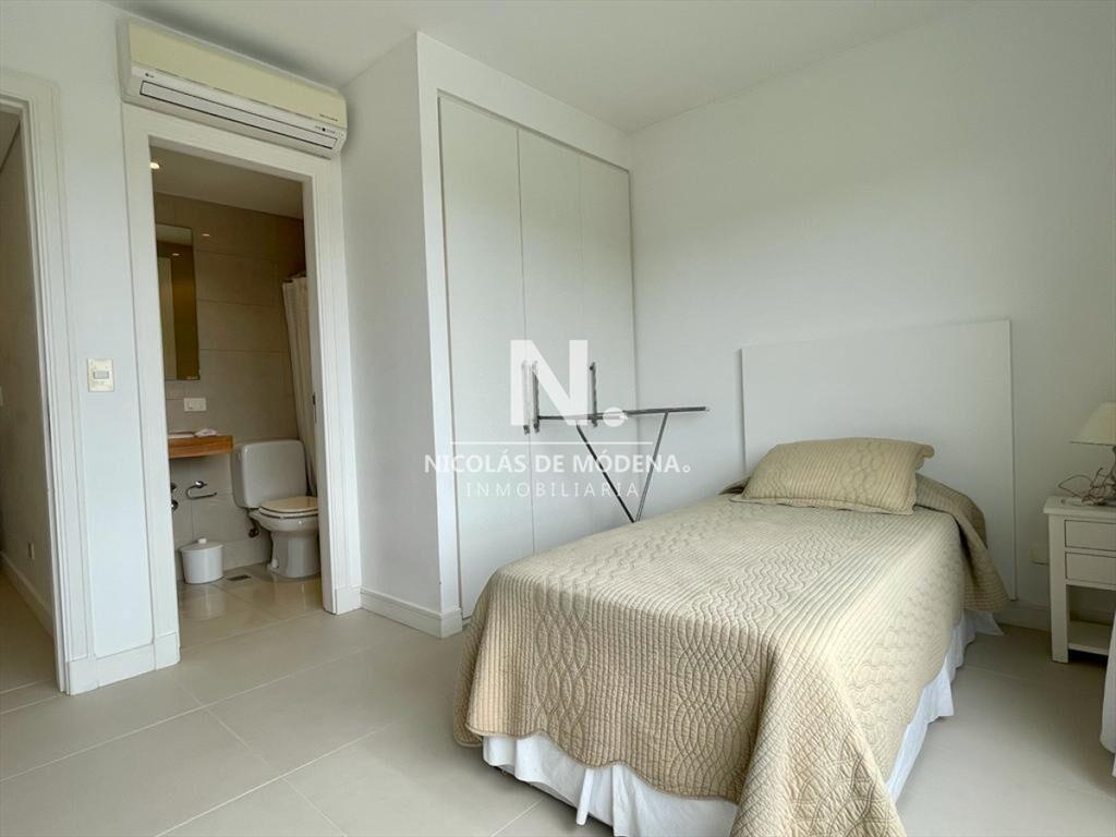 Apartamento 3 suites y dependencia en playa brava