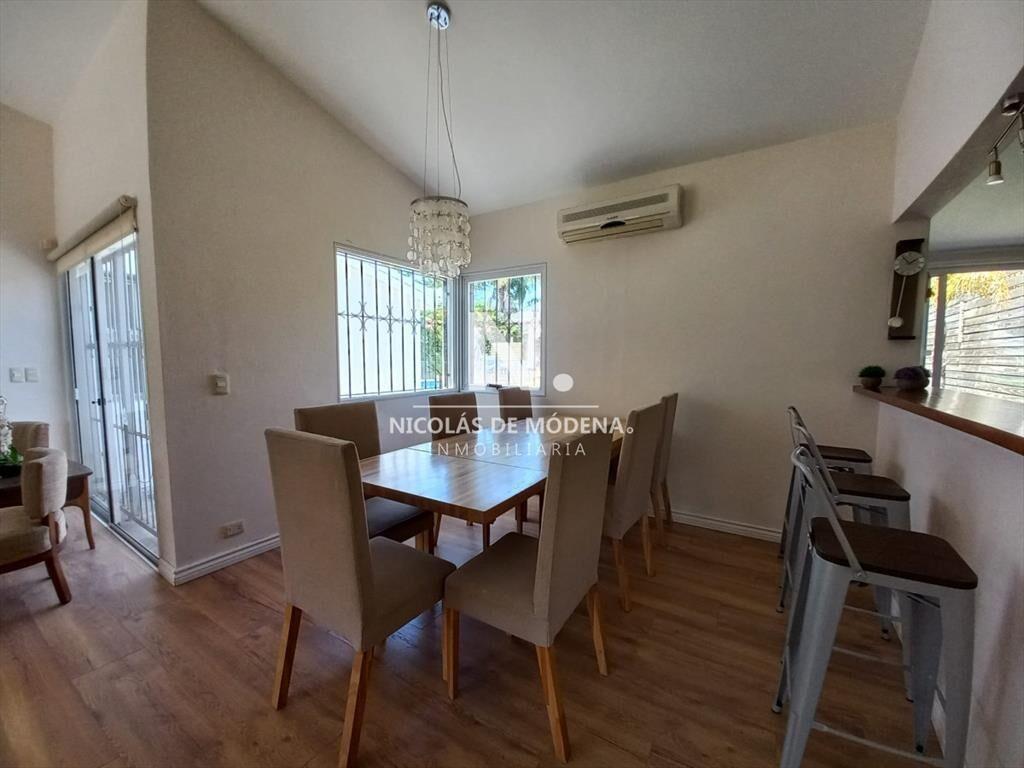 Vende casa de 3 dormitorios totalmente reformada.