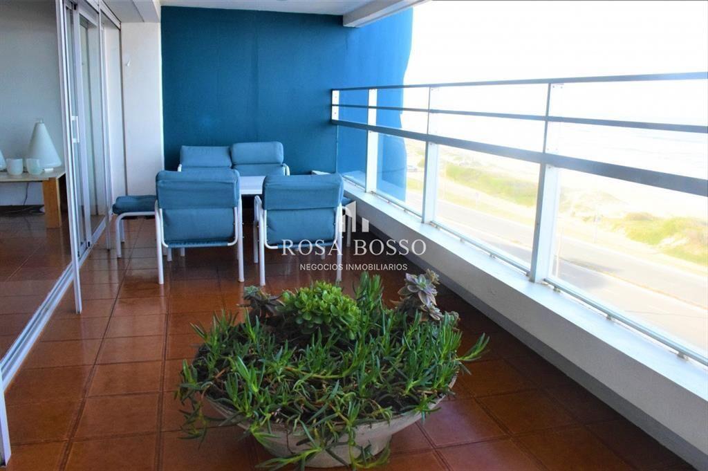 Hermoso apto para la venta frente al mar.