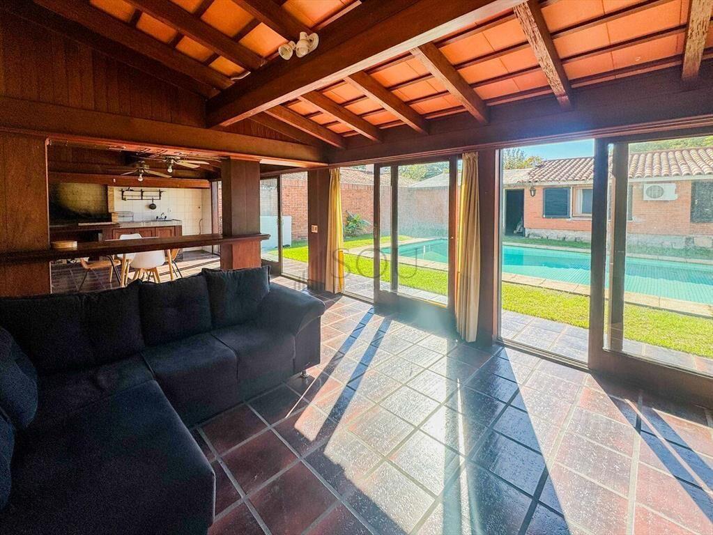 VENTA DE CASA EN CARRASCO SUR CON PISCINA Y CUATRO GARAJES
