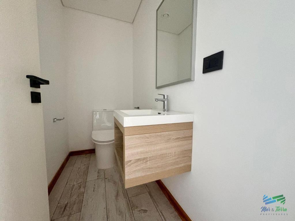 Oportunidad en Surfside - Piso alto   1 +