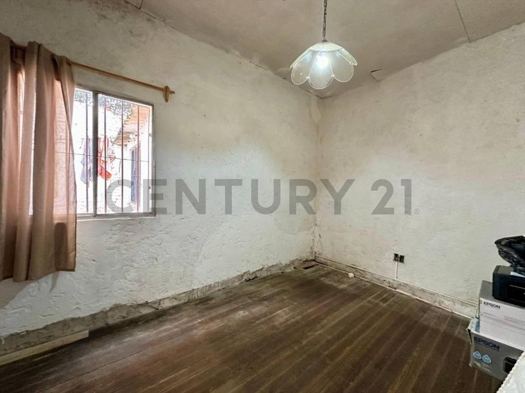 Venta/Casa La Comercial/3-4 dormitorios/1 baño/2 toilete/...