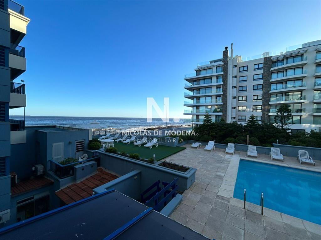 Vende apartamento frente al mar de 3 dormitorios en Peníns