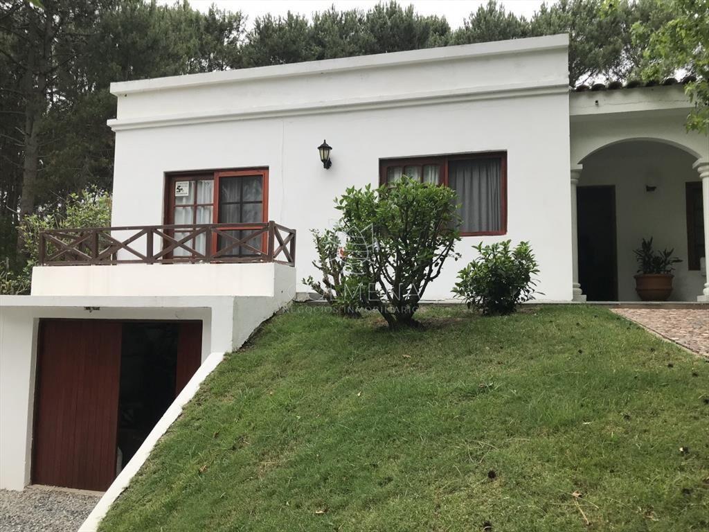AGRADABLE  CASA EN ZONA MUY TRANQUILA Y ARBOLADA
